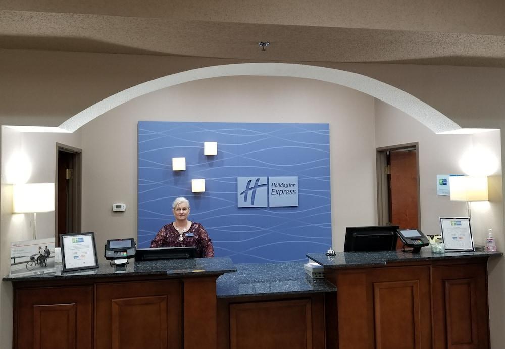 Holiday Inn Express Hotel & Suites Bedford By Ihg Екстериор снимка