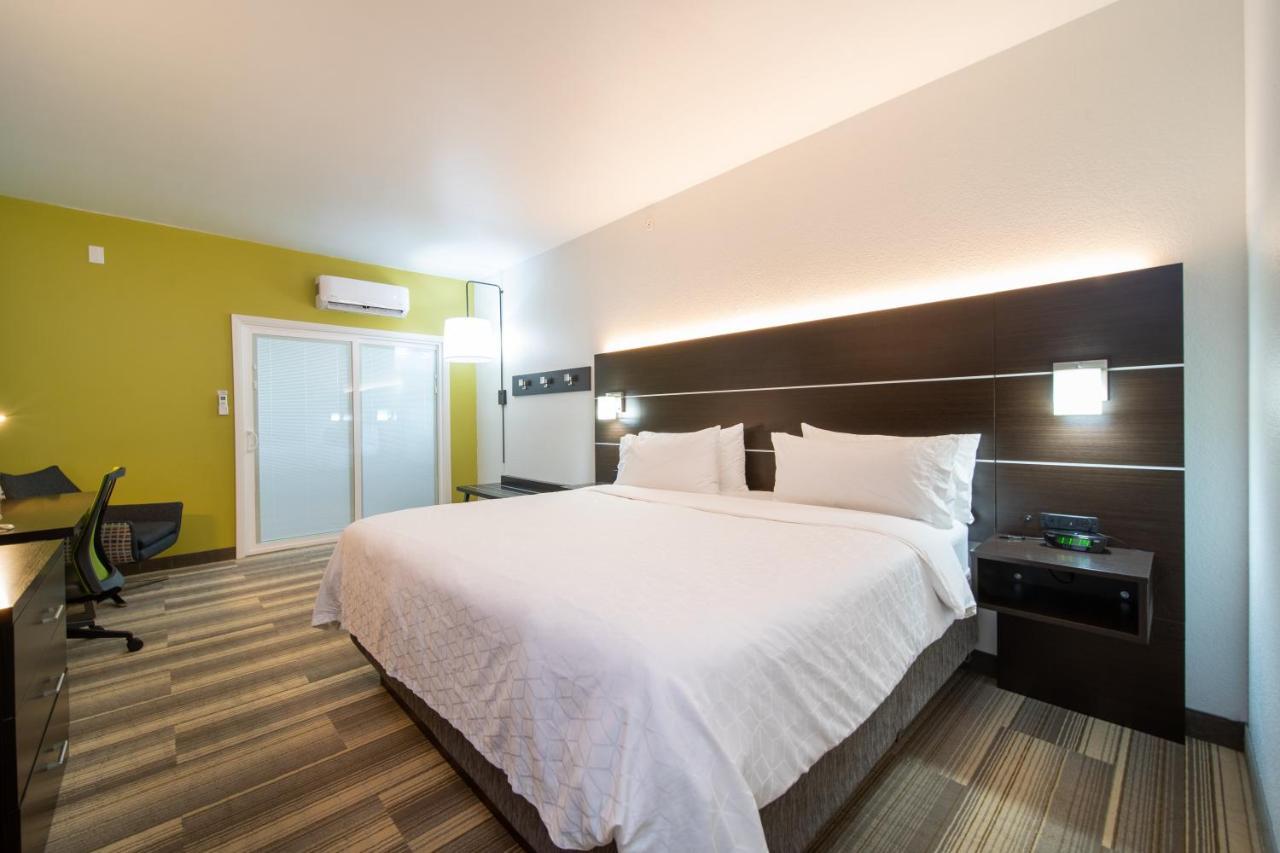Holiday Inn Express Hotel & Suites Bedford By Ihg Екстериор снимка