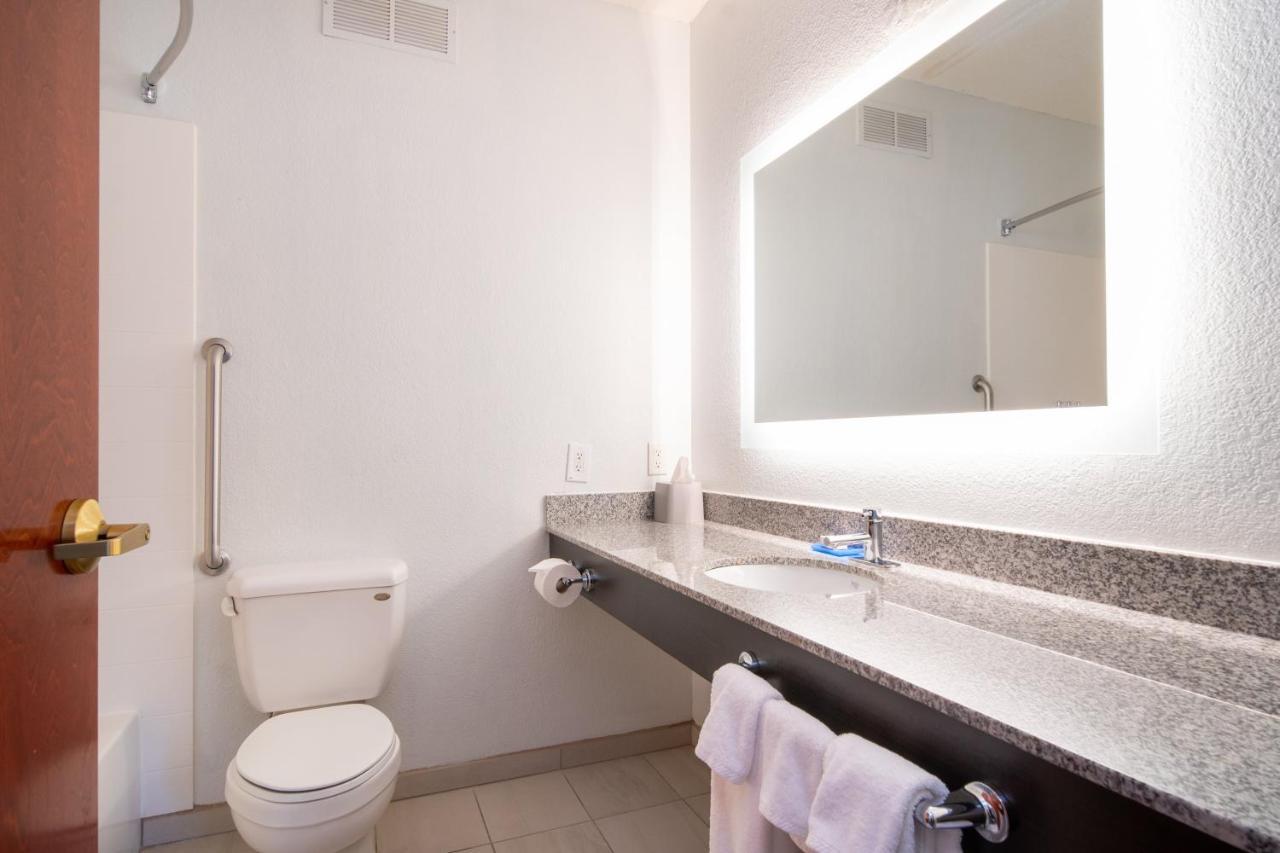 Holiday Inn Express Hotel & Suites Bedford By Ihg Екстериор снимка