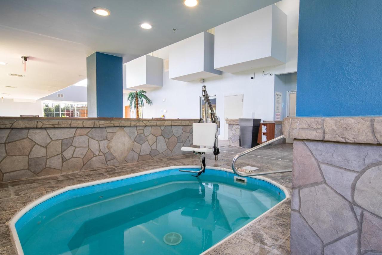 Holiday Inn Express Hotel & Suites Bedford By Ihg Екстериор снимка