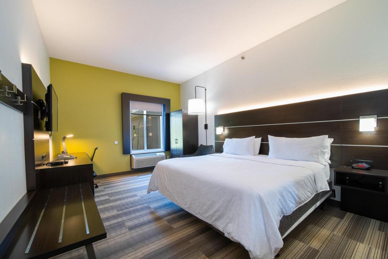 Holiday Inn Express Hotel & Suites Bedford By Ihg Екстериор снимка