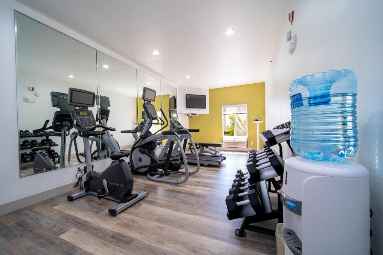 Holiday Inn Express Hotel & Suites Bedford By Ihg Екстериор снимка