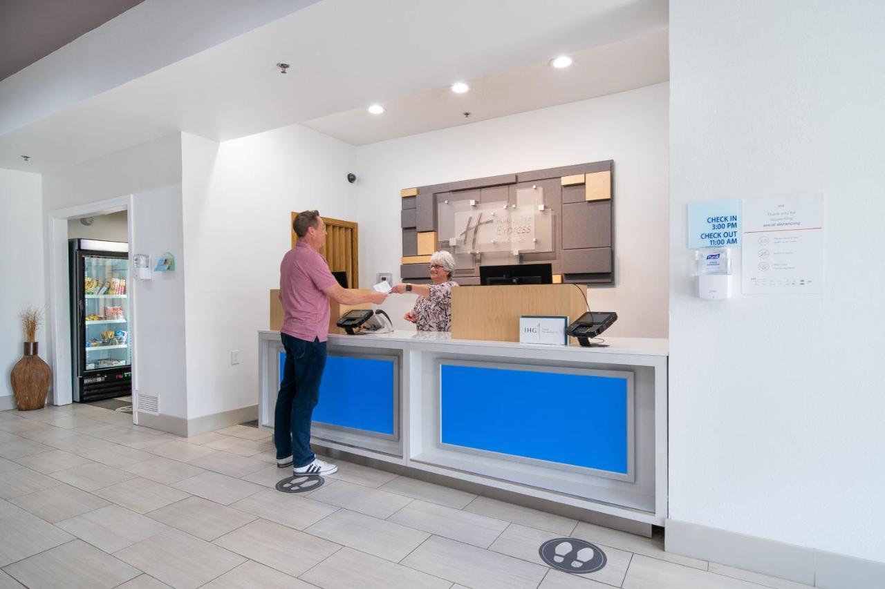 Holiday Inn Express Hotel & Suites Bedford By Ihg Екстериор снимка