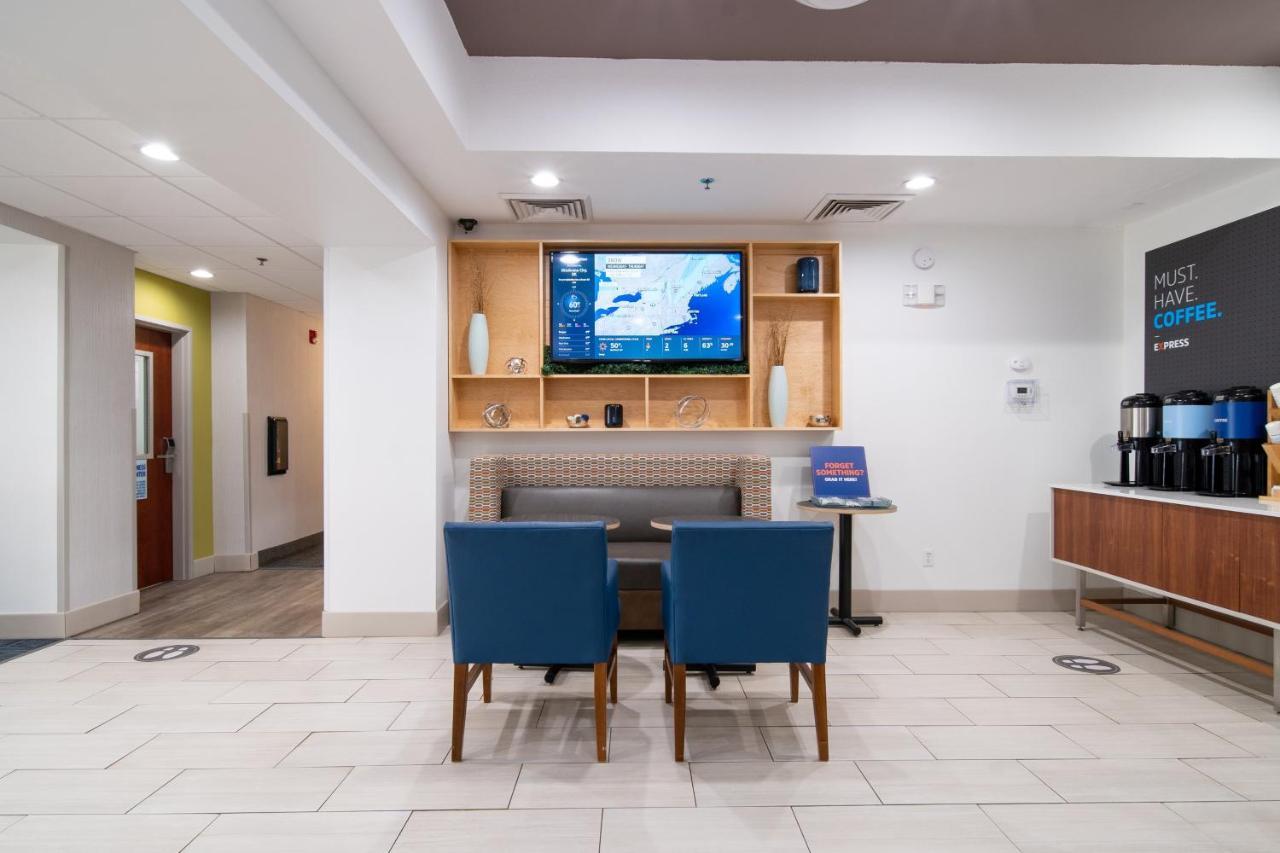 Holiday Inn Express Hotel & Suites Bedford By Ihg Екстериор снимка