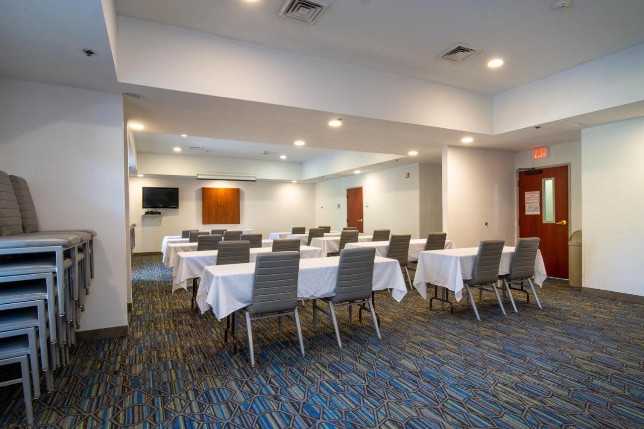Holiday Inn Express Hotel & Suites Bedford By Ihg Екстериор снимка
