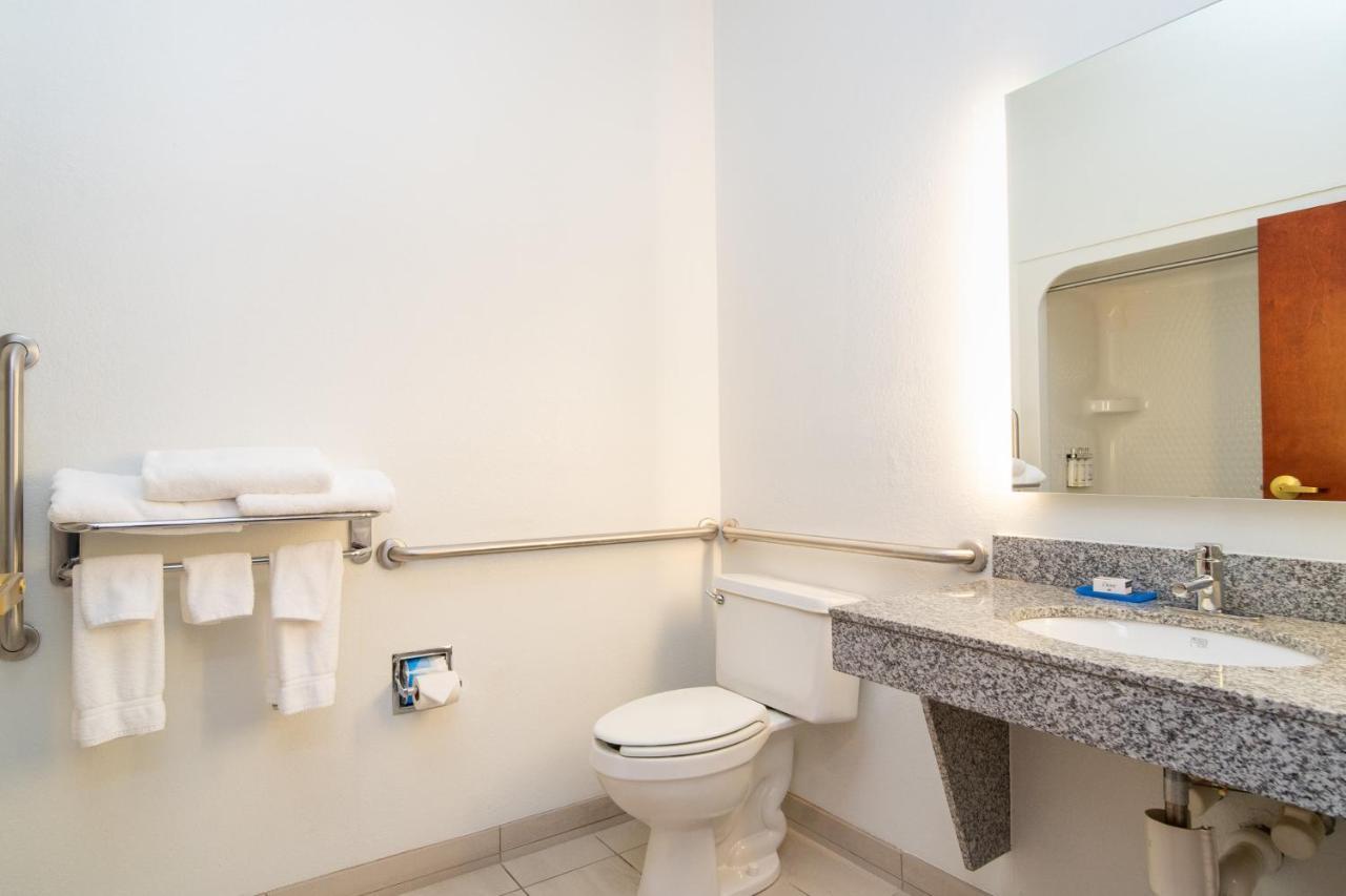 Holiday Inn Express Hotel & Suites Bedford By Ihg Екстериор снимка