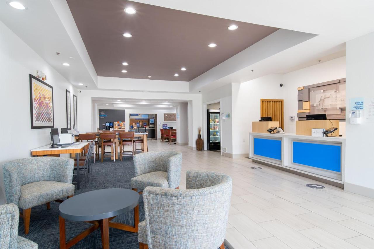 Holiday Inn Express Hotel & Suites Bedford By Ihg Екстериор снимка