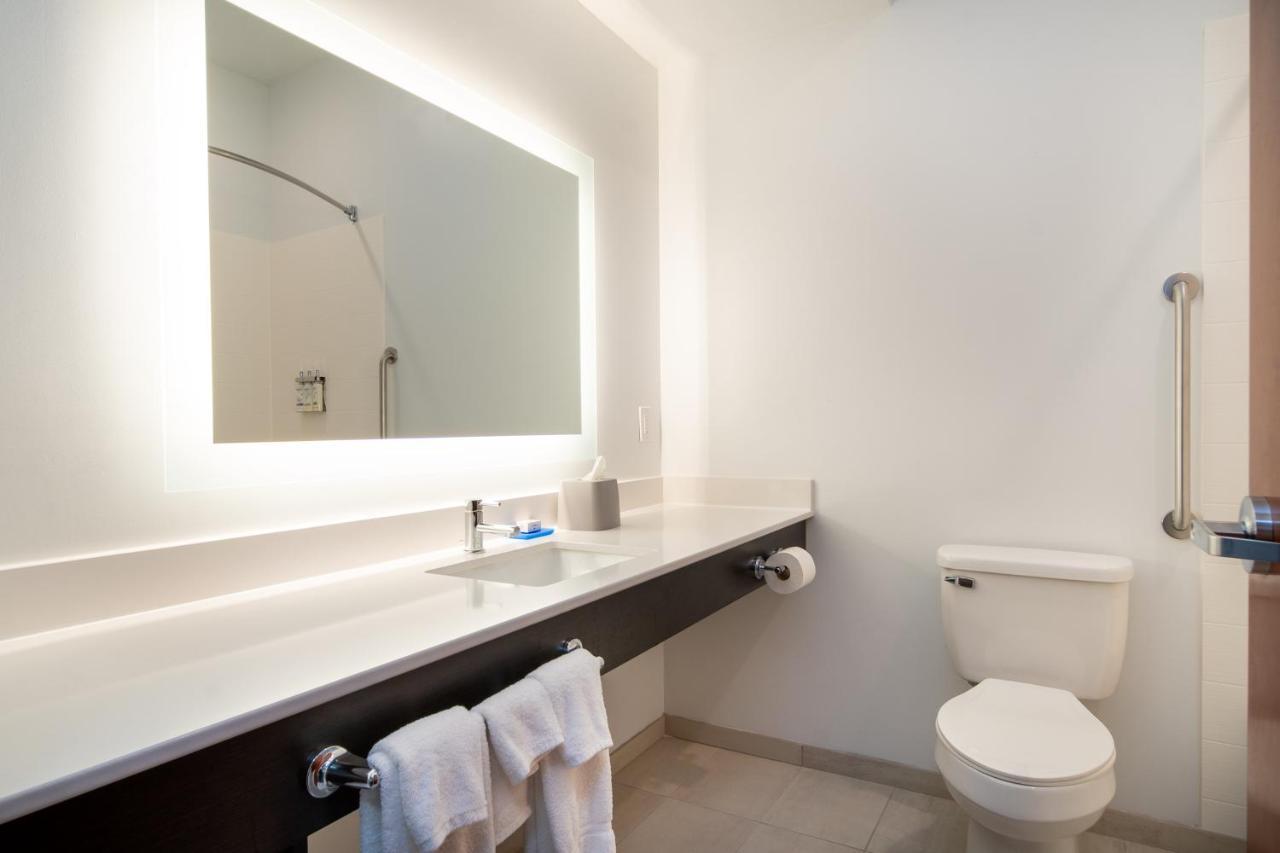 Holiday Inn Express Hotel & Suites Bedford By Ihg Екстериор снимка