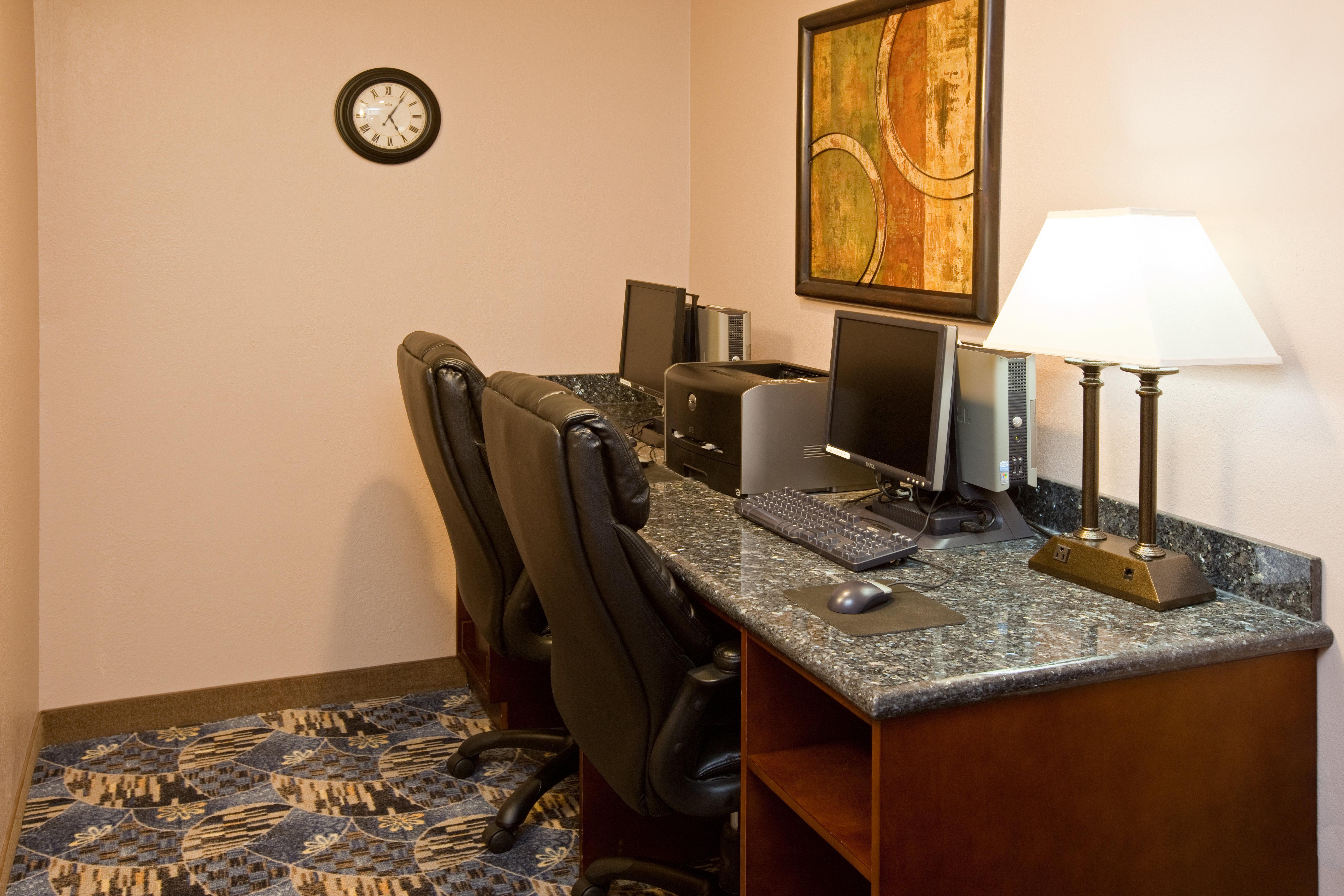 Holiday Inn Express Hotel & Suites Bedford By Ihg Екстериор снимка
