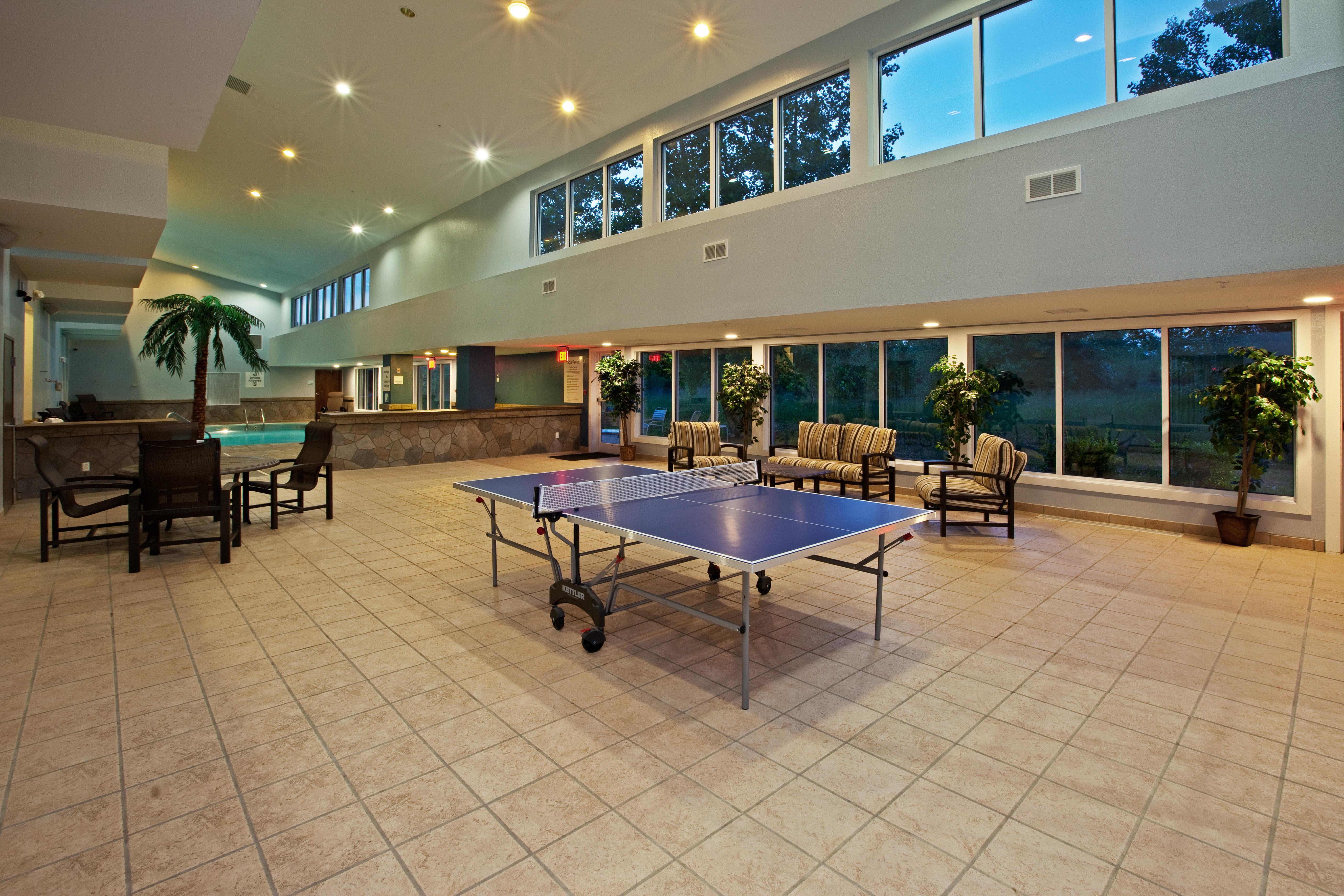 Holiday Inn Express Hotel & Suites Bedford By Ihg Екстериор снимка