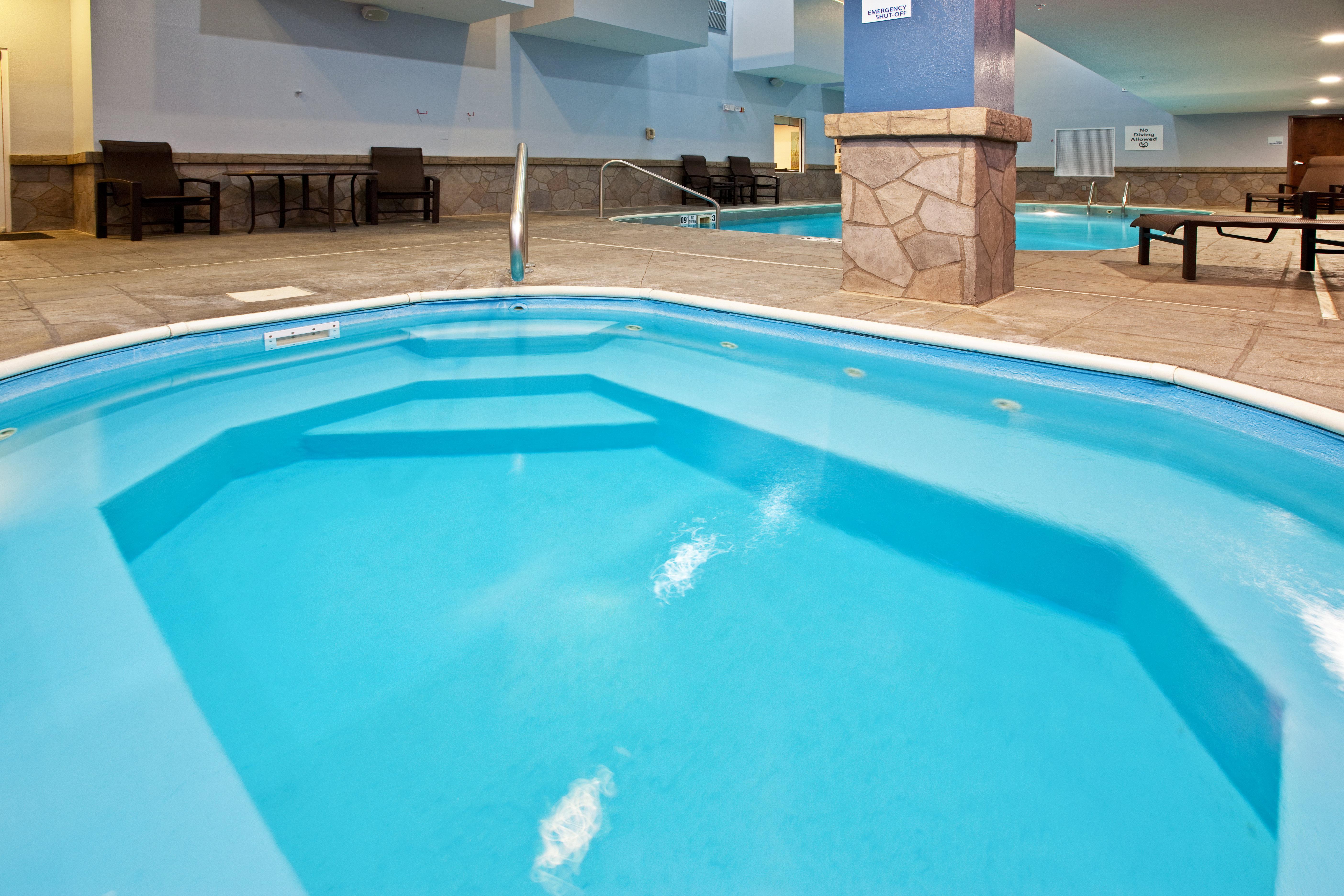 Holiday Inn Express Hotel & Suites Bedford By Ihg Екстериор снимка