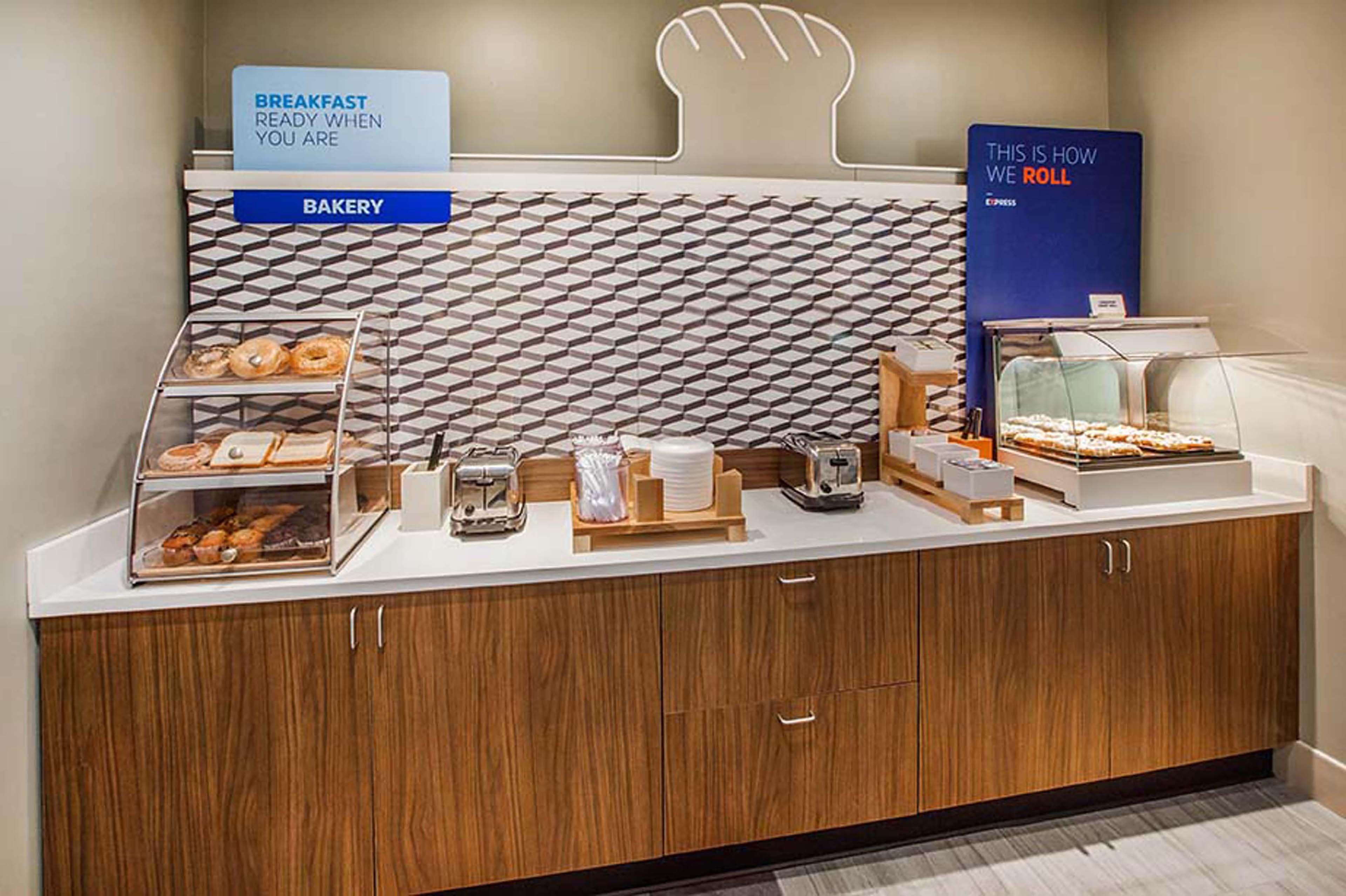 Holiday Inn Express Hotel & Suites Bedford By Ihg Екстериор снимка