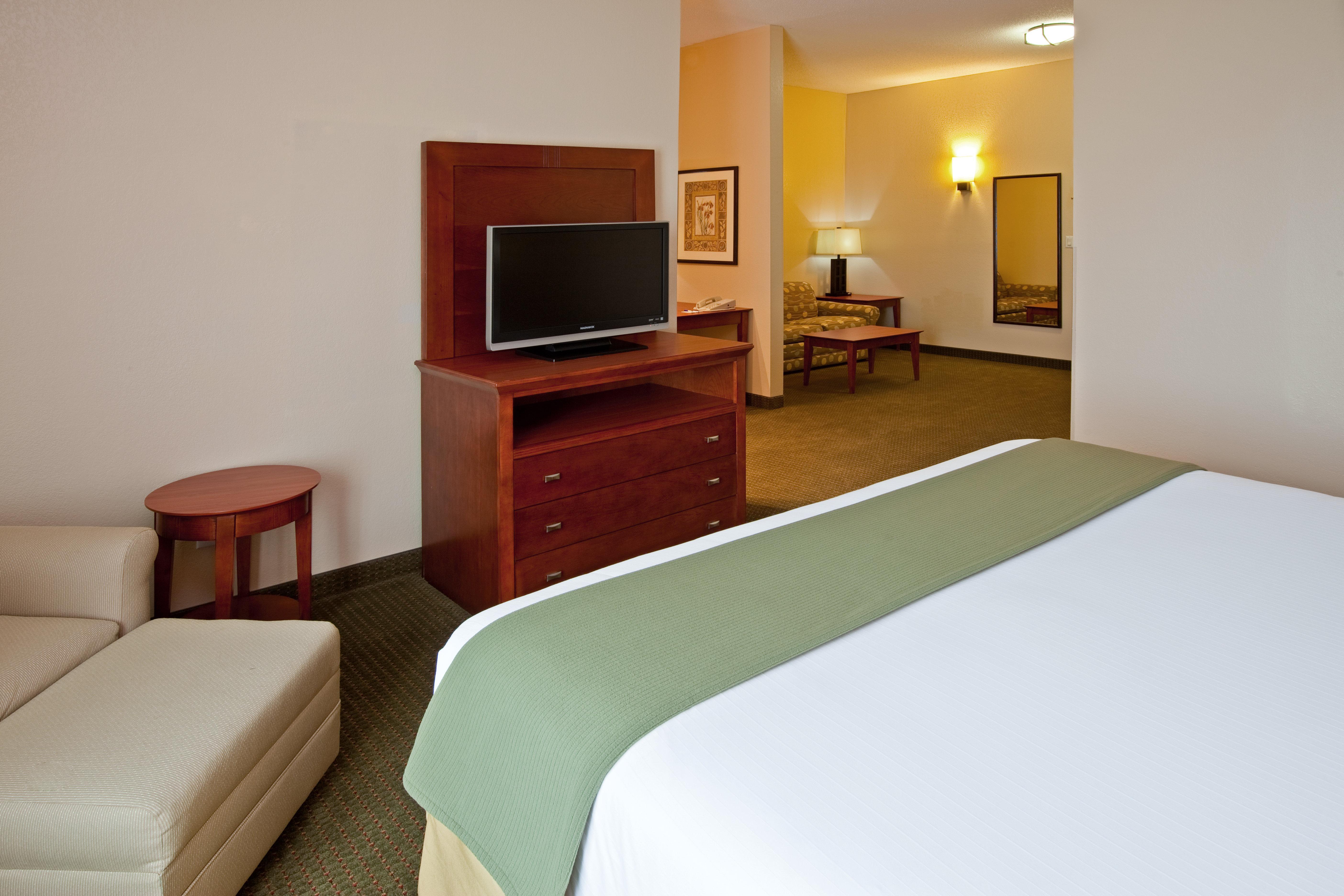 Holiday Inn Express Hotel & Suites Bedford By Ihg Екстериор снимка