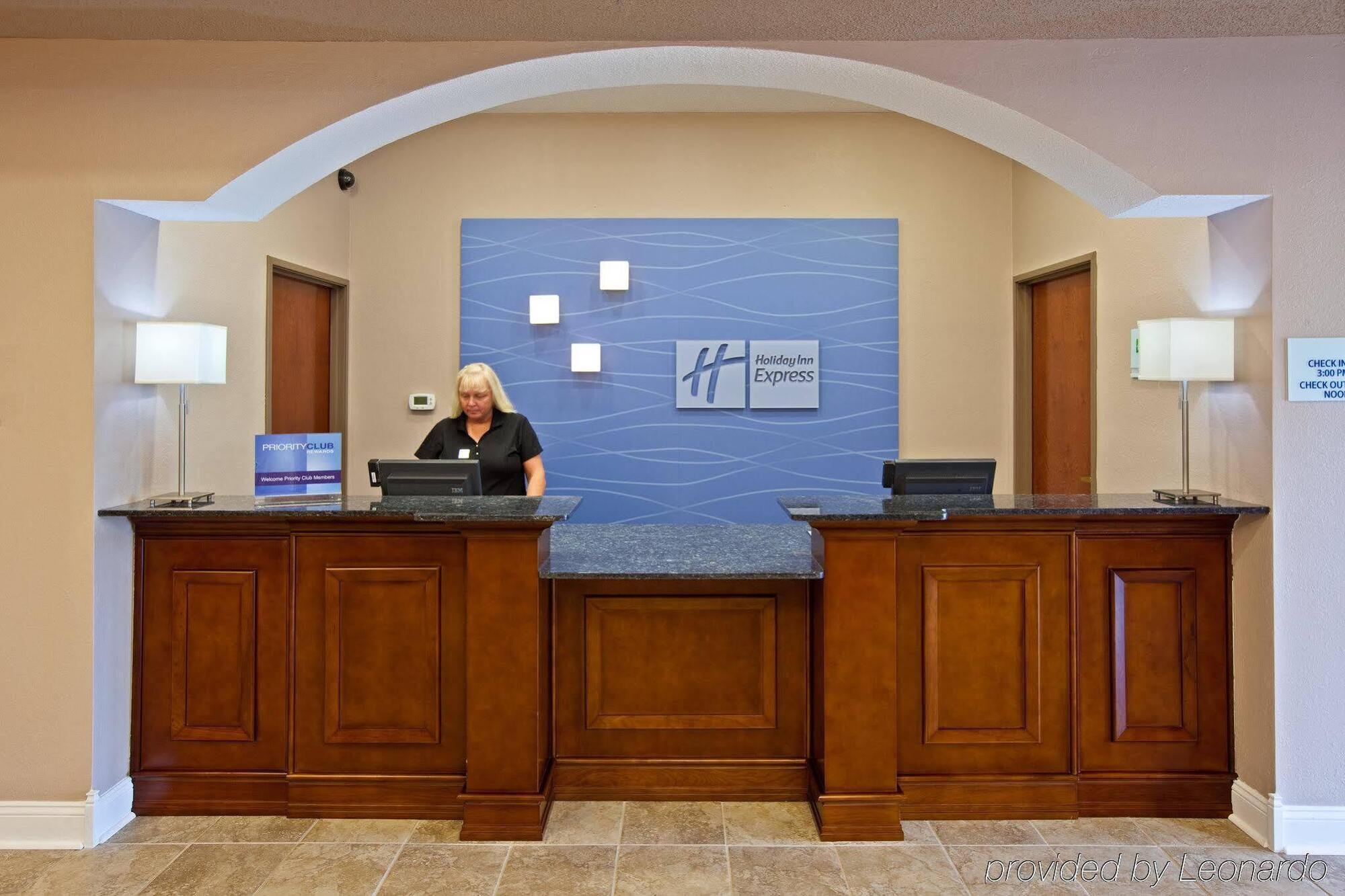 Holiday Inn Express Hotel & Suites Bedford By Ihg Екстериор снимка